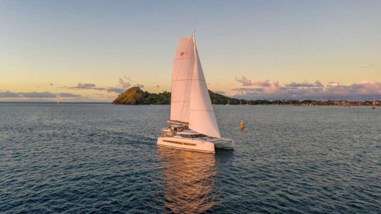 CHARTER-CATAMARAN-AMAJEN-SAILING-THROUGH-THE-BVI