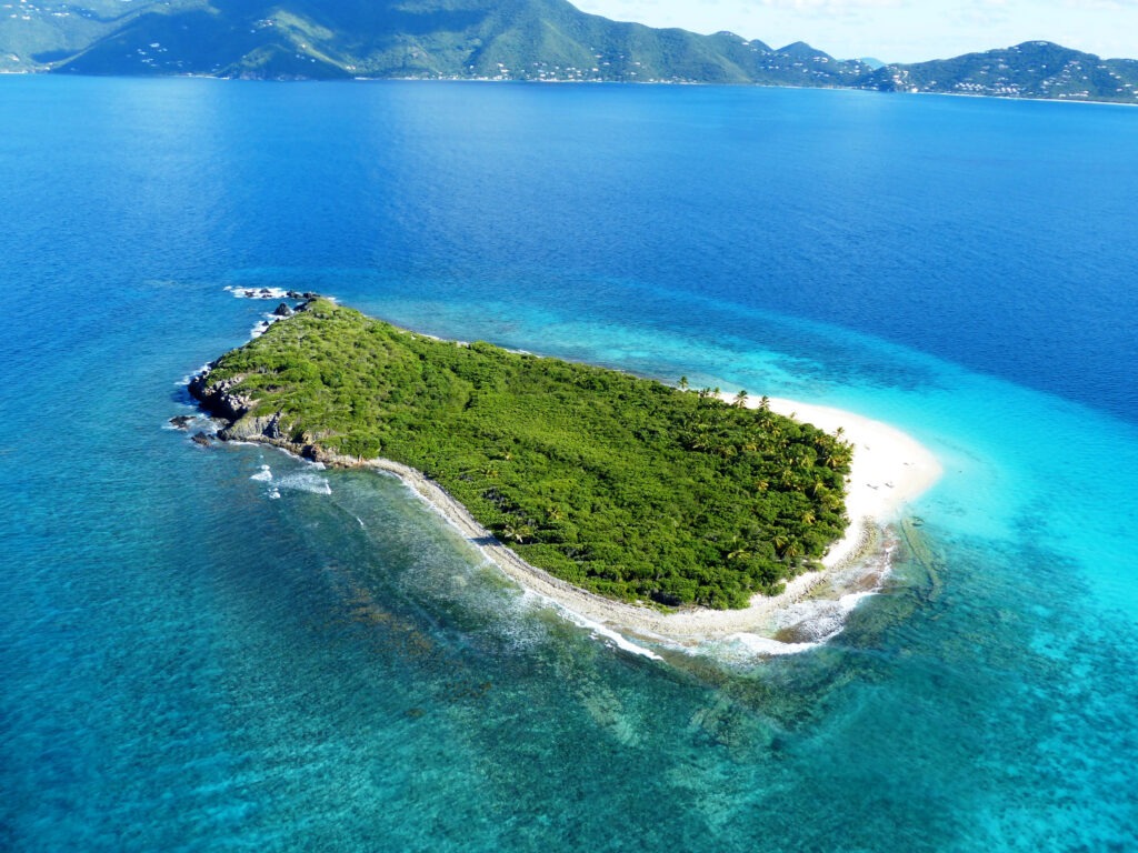 the gorgeous island of Sandy Cay in the BVI. Visit Sandy Cay during your 7 night itinerary onboard a crewed yacht charter