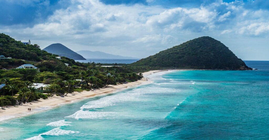 the gorgeous island of Tortola in the BVI. Visit Sandy Cay during your 7 night itinerary onboard a crewed yacht charter